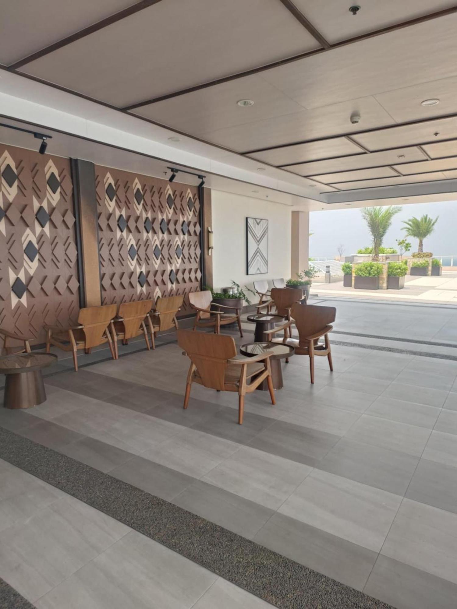 Infina Towers Aparthotel Кесон Сити Екстериор снимка