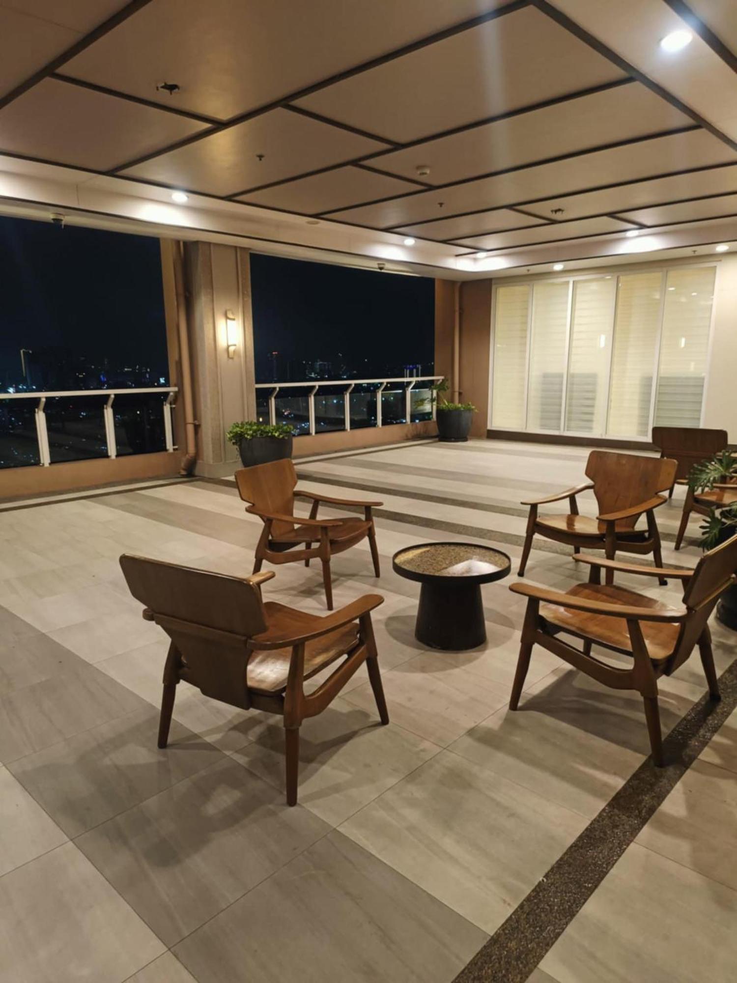 Infina Towers Aparthotel Кесон Сити Екстериор снимка