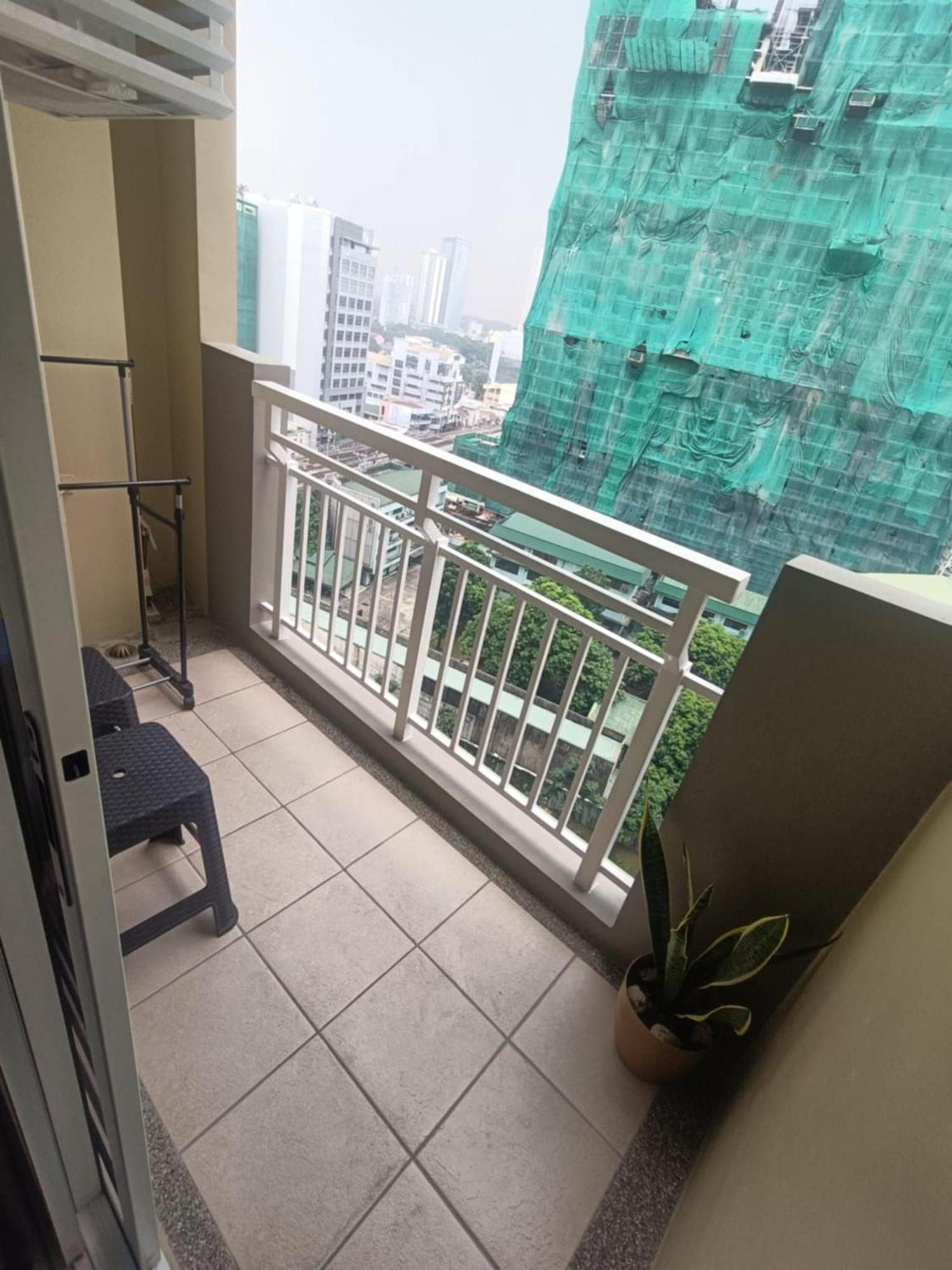 Infina Towers Aparthotel Кесон Сити Екстериор снимка